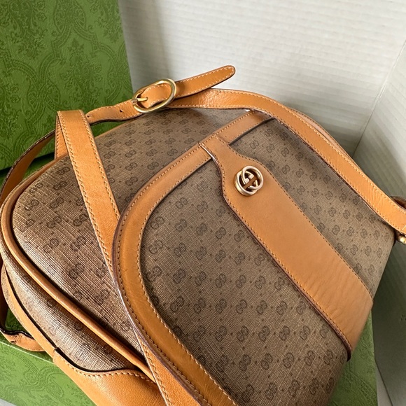 🛑✋Price Drop🛑😊Authentic Gucci Leather Crossbody/Shoulder Bag. - Picture 5 of 16